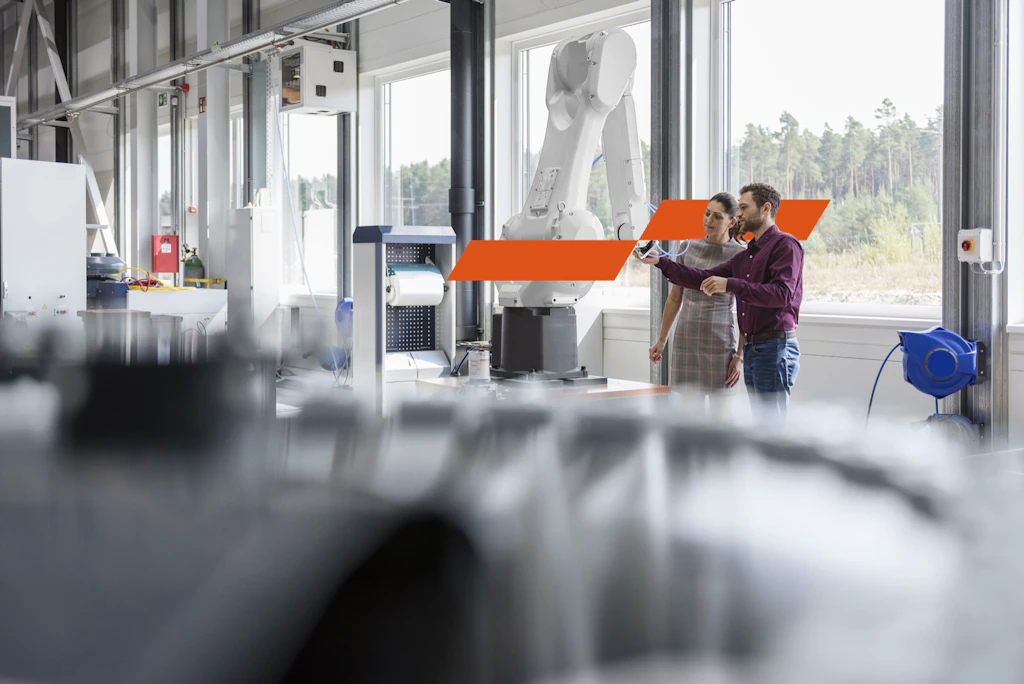 Zwei Fachleute arbeiten gemeinsam an einem Industrieroboter